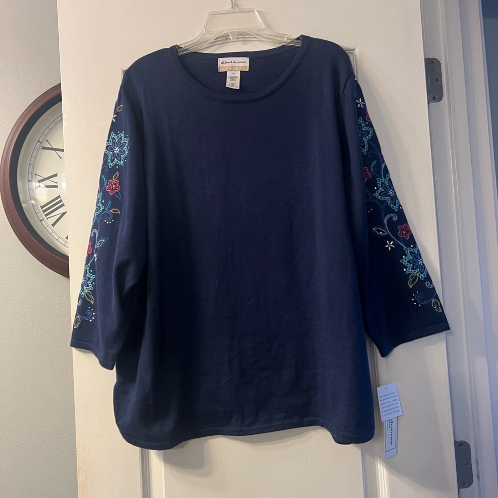 NWT Alfred Dunner navy top with embroidery on sleeves size 2X